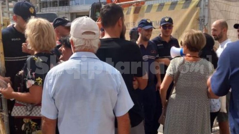 Protestë kundër muzeut hebraik në Vlorë  Rama  Një grup delenxhinjsh me në krye Lesko pijanikun kanë mësyrë sot në kantierin e Muzeut Hebraik të Vlorës