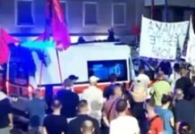 Protesta/ Ambulanca vonohet mes turmës! Protestuesit refuzuan t’i hapnin rrugën (VIDEO)