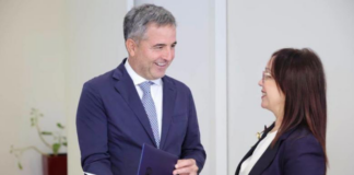Shqipëria arrin objektivat europiane për kontrollin e hepatitit B, OBSH i dorëzon certifikatën Spahiut gjatë takimit me drejtuesin e ri
