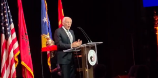 “Kudo që shkoj ka shqiptarë që më qerasin,” Wesley Clark: Ndihem si pjesë e familjes! Ishte guximi juaj që solli ndryshimin në Kosovë