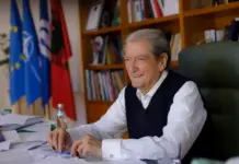 “Shkova bashkë me Argitën” – E akuzoi se ka kaluar nga zyra e Agasit, Berisha “zbythet” ndaj ministres Ismaili: Ishte deklaratë politike