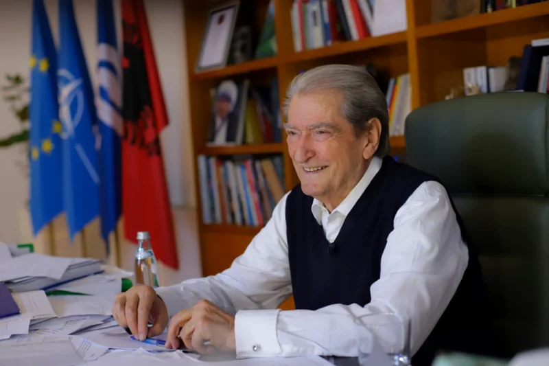 Shkova bashkë me Argitën    E akuzoi se ka kaluar nga zyra e Agasit  Berisha  zbythet  ndaj ministres Ismaili  Ishte deklaratë politike