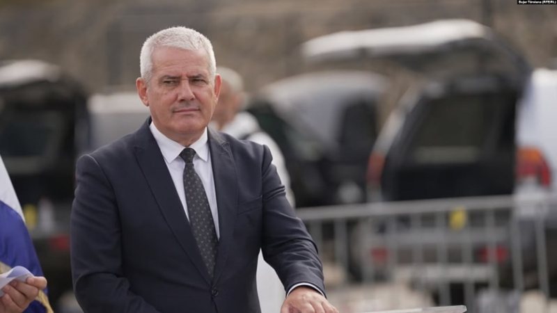 Gazi lotsjellës në Kuvend e Kosovës në vitin 2018  Ministri i Brendshëm Xhelal Sveçla dënohet me një vit burg