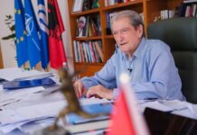 Pyetjet e porositura të PD-së dhe regjia që po e bën Berishën qesharak