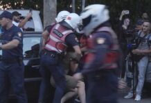 Tensione në protestën pranë Kuvendit, policia shoqëron disa protestues