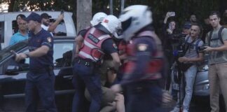 Tensione në protestën pranë Kuvendit, policia shoqëron disa protestues