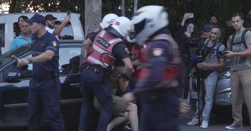 Tensione në protestën pranë Kuvendit  policia shoqëron disa protestues