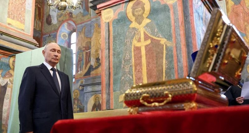 Putin çon reliket e princit luftëtar në front  Kremlini kërkon  mbrojtje hyjnore  për ushtarët rusë