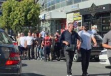Protestuesit tentojnë të bllokojnë rrugën tek “Zogu i Zi”, policia ndërhyn dhe shoqëron disa persona