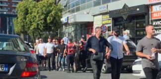 Protestuesit tentojnë të bllokojnë rrugën tek “Zogu i Zi”, policia ndërhyn dhe shoqëron disa persona