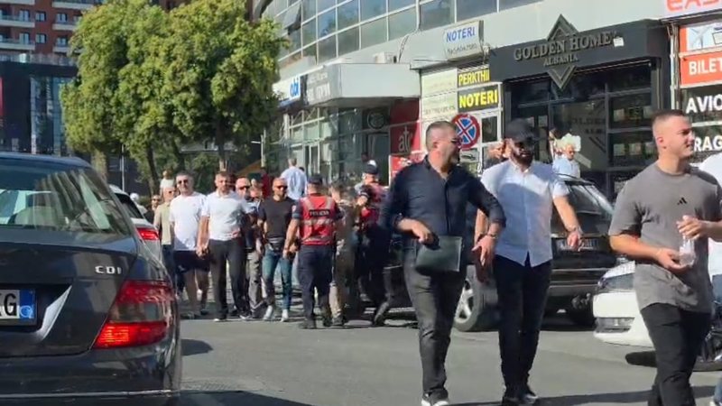 Protestuesit tentojnë të bllokojnë rrugën tek  Zogu i Zi   policia ndërhyn dhe shoqëron disa persona