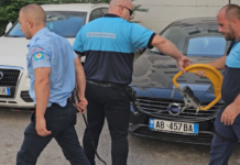 Aksioni në Durrës, Policia Bashkiake liron parkimet e zëna forcërisht