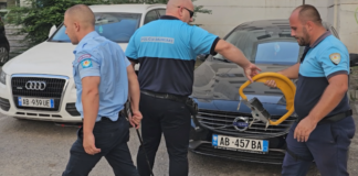 Aksioni në Durrës, Policia Bashkiake liron parkimet e zëna forcërisht