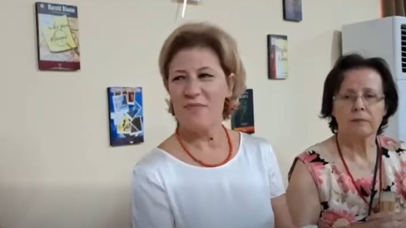 per-enverin-yll-e-drite-qajne-pleqte-qajne-te-rinjte-korreshi-ndan-videon-skandal-ne-lushnje-ne-ambientet-e-muzeut-glorifikohet-diktatori-video