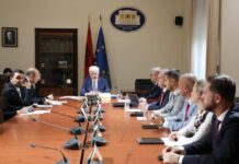 Aksioni i SPAK nxit debatet në Komision – Kaso: Ka rënë shteti! Xhafaj: Arrestimi i zyrtarëve, shenjë e forcimit të shtetit të së drejtës