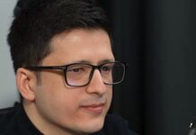 Biznesi i konspiracioneve mbi hirin e pyjeve që digjen