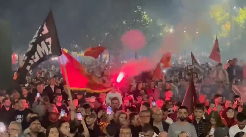 Dënimi i ish liderëve të UÇK së në Hagë  qytetarët ngrihen në protestë  mbushin rrugët e Prishtinës