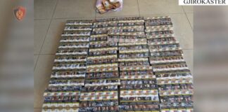 Kontrabandë mallrash nga Greqia, arrestohen 2 persona, sekuestrohen mbi 22 mijë euro, si dhe veshje e steka cigaresh