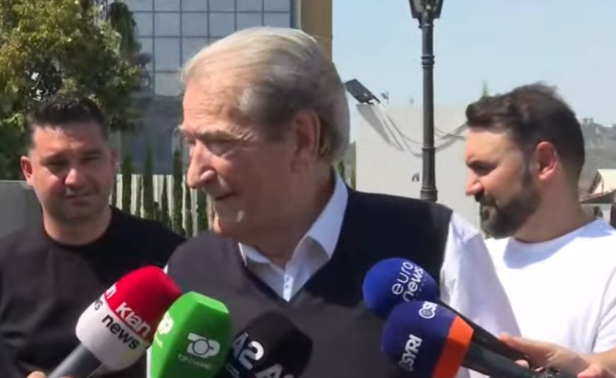 Berisha ekzaltohet nga RINASI që po shkon në SHBA  merr gazetarët për reklamë
