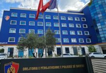 Video-ja e shoqërimit të qytetarit në Kuçovë, pezullohen nga detyra tre punonjësit e Policisë