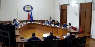 “Po bëni ndryshim pa pyetur qytetarët”/ PD kundër draftit të PS për territorialen, Manja: Ky komision s’mund të marrë kompetencat e Kuvendit. Opozita lë sallën