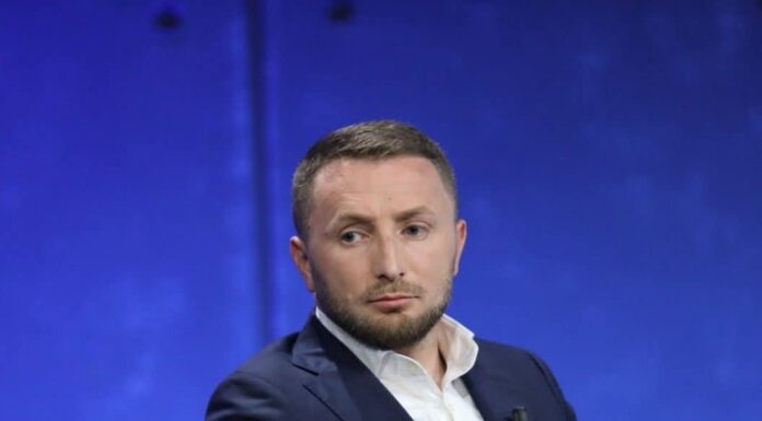 Ushtritë e tastierës përkundrejt interesit Kombëtar