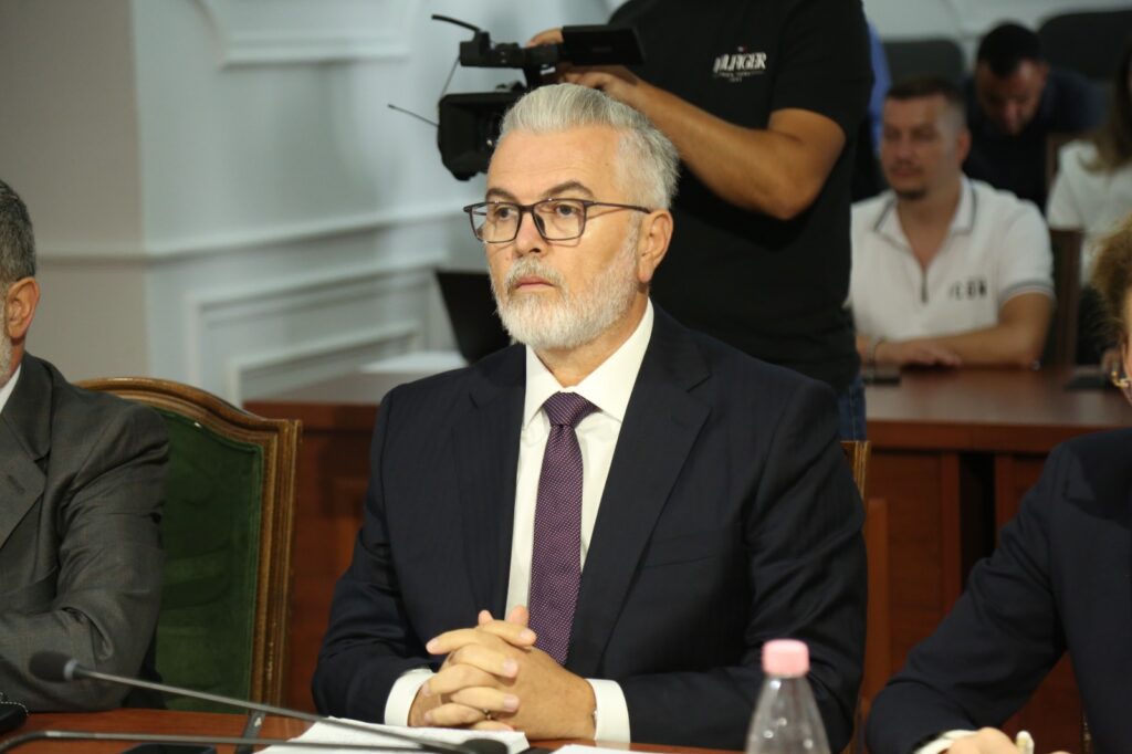 Gogu  Kushtetuesja zbatohet  zgjidhja Kuvendi  administrata jo pjesë