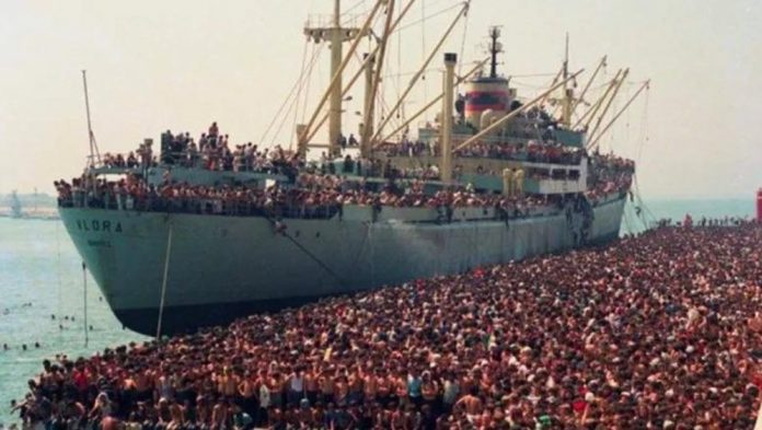 ndahet-nga-jeta-fotoreporteri-italian-qe-dokumentoi-mberritjen-e-anijes-vlora-ne-bari