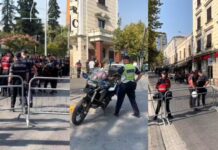 Protesta para Parlamentit, policia merr masa dhe rrethon zonën