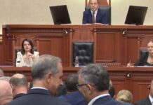 Rrëzohet kërkesa e PD për debat për masën ndaj kreut të SHISH, deputetët bllokojnë foltoren