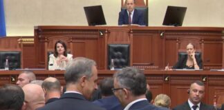 Rrëzohet kërkesa e PD për debat për masën ndaj kreut të SHISH, deputetët bllokojnë foltoren