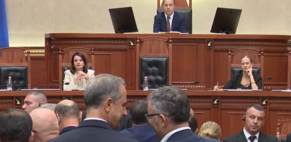 Rrëzohet kërkesa e PD për debat për masën ndaj kreut të SHISH  deputetët bllokojnë foltoren