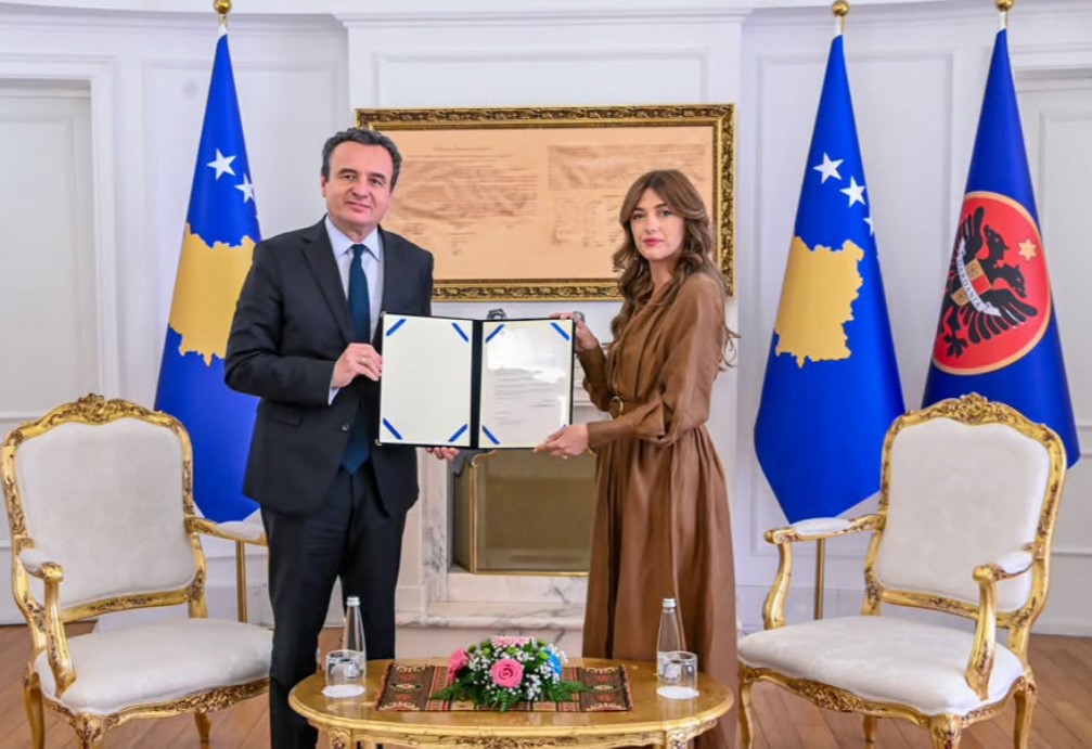 Albulena Haxhiu e dekreton Albin Kurtin për kryeminister