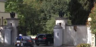 Eric Wendt mbërrin në Pallatin e Brigadave për ceremoninë e nisjes së mandatit si Ambasador i SHBA në Tiranë
