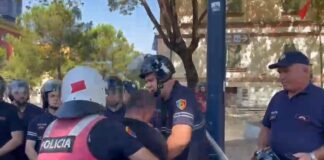 Tensione në protestë, qytetarët sulmojnë me vezë e shishe uji policët! Ka të shoqëruar
