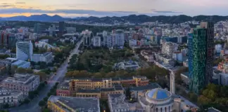 Rekord parash nga emigrantët, 621 milionë euro në gjashtë muaj, por kursi i këmbimit ua zbeh vlerën