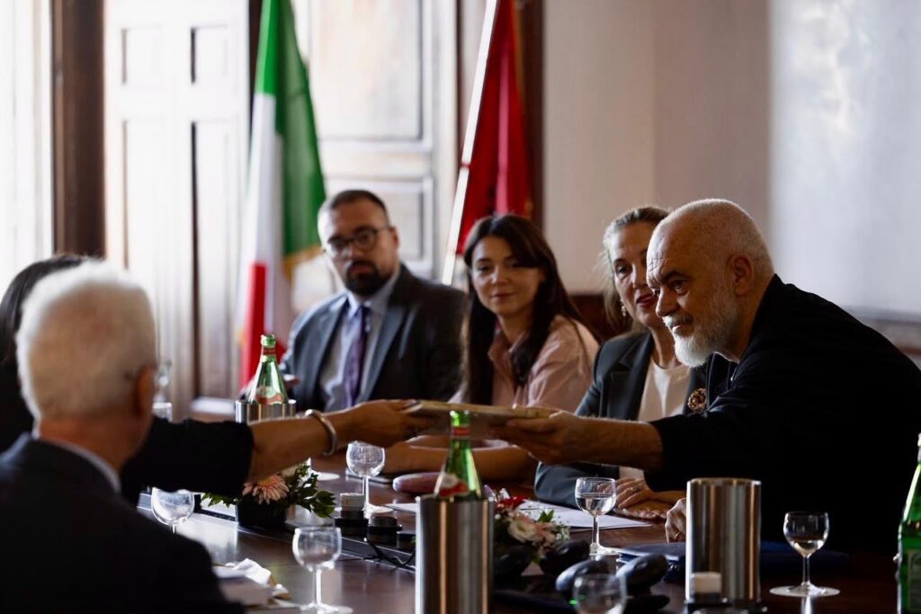 Rama në Napoli  vizitë në Katedrën e Gjuhës Shqipe pranë Universitetit  L Orientale 