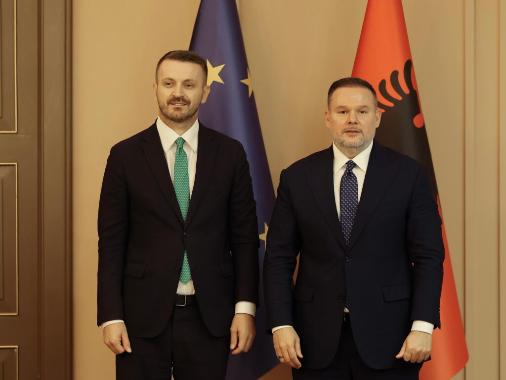 Ministri Demo pret në takim ministrin e Administratës Publike të Malit të Zi  Marash Dukaj  Shkëmbim përvojash në rrugën e përbashkët drejt BE  Krenar për shqiptarët në Mal të Zi