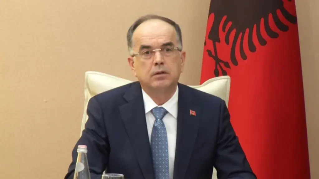 Presidenti Begaj dekreton shkarkimin e drejtueses së SHISH Vlora Hyseni