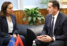 Ambasadorja e BE në Tiranë shkon në zyrën e Klodian Brahos, zbulohet fokusi i bisedës