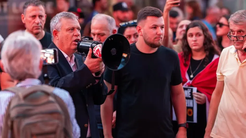 Dënimi i Hagës  Protesta edhe në SHBA  prefekti Shkëlqim Hajdari nga Times Square  Liri për çlirimtarët 