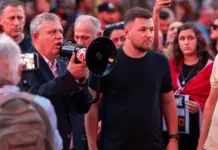 Dënimi i Hagës/ Protesta edhe në SHBA, prefekti Shkëlqim Hajdari nga Times Square: Liri për çlirimtarët!