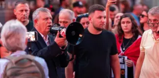 Dënimi i Hagës/ Protesta edhe në SHBA, prefekti Shkëlqim Hajdari nga Times Square: Liri për çlirimtarët!