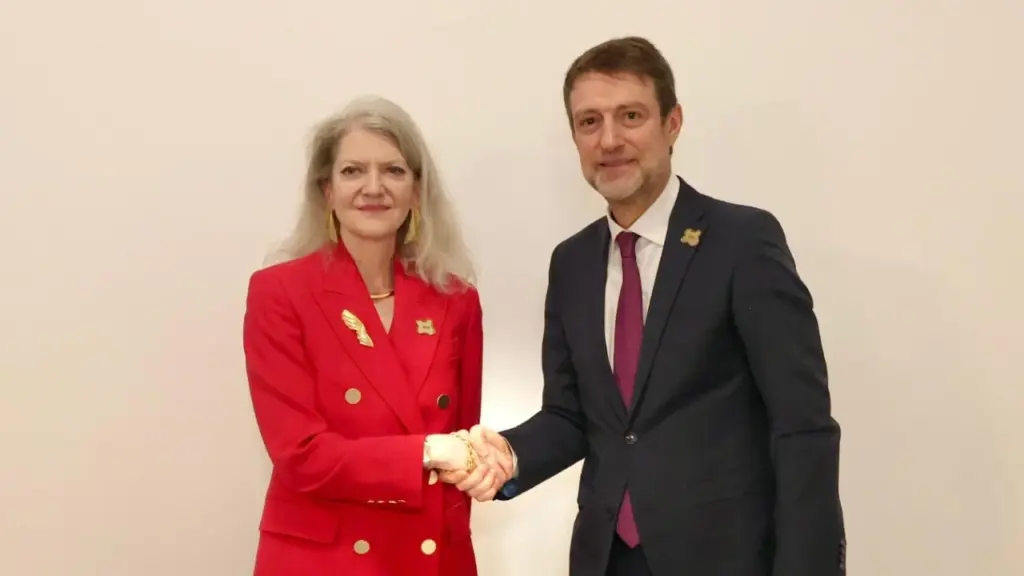 Hoxha takohet me Nënsekretaren e shtetit  ministri  Fokus te mbrojtja  siguria dhe NATO  avancojnë interesat e përbashkëta