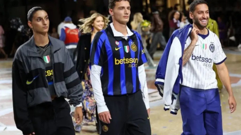 Nga fusha e gjelbër  në sfilatën e modës  Inter merr pjesë në Milano Fashion Week
