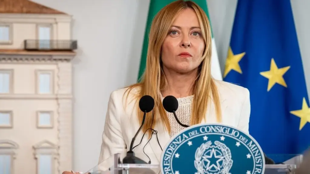 Meloni paralajmëron masa të reja në shkollat në Itali  Kufizim për nxënësit e huaj dhe ndalim të burkave e hixhabeve