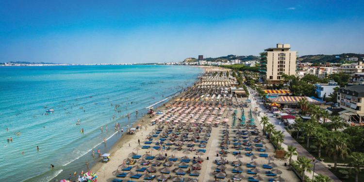 sezoni-turistik-mbyllet-me-me-shume-vizitore-por-me-me-pak-te-ardhura-per-sherbim-stafi-transporti-dhe-aeroporti-i-vlores-mbeten-pyetjet-e-hapura
