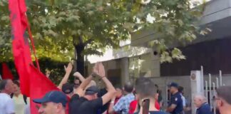 Masa e sigurisë për 14 protestuesit e arrestuar, qytetarët mblidhen para Gjykatës së Tiranës