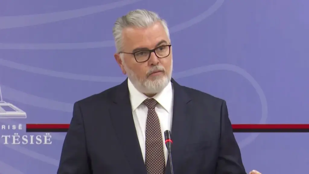 KLGJ e KLP caktuan vetë pagat në drejtësi  ministri Gogu  S do ketë përplasje institucionesh  mosmarrëveshja zgjidhet në Kuvend me ligj