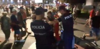 Rrethuan 2 orë hyrjen e Kryeministrisë dhe u përplasën me policinë, 14 protestues të arrestuar